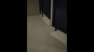 Gejowski kogut w publicznej toalecie