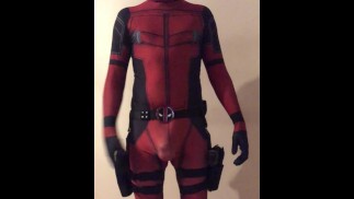 en costume DEADPOOL sans sous-vêtements et ce GROS PAQUET