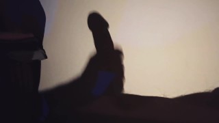 GIOCARE CON LE OMBRE - Il mio compagno di stanza ha ancora fame del mio grosso cazzo