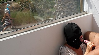 Публичный минет на балконе заставляет его кончить быстро, пока незнакомцы проходят мимо во время