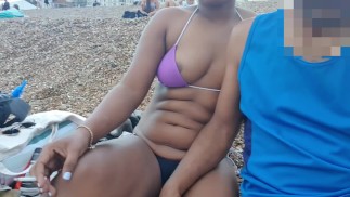 Sur une plage publique bondée, je le laisse toucher ma chatte à travers mon bikini - Risqué en plein air