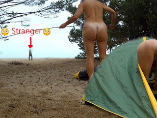 - | Video-Tutorial: Wie Baue Ich Ein Zelt am Strand Nackt Auf?! | -