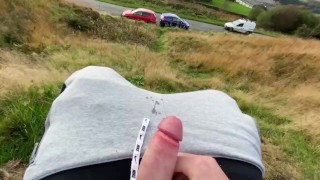 TEEN CUMMING AU BORD DE LA ROUTE PENDANT QUE LES VOITURES PASSENT