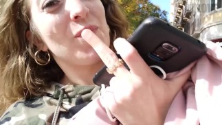Venom Evil’s First Public Cumwalk dans une rue bondée de Barcelone