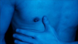 Massage des mamelons et orgasme de Femboy