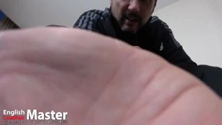 Colega de quarto de fantasia macrofilia encontra brinquedos de pessoa minúscula com ele e provoca com pau e pés PREVIEW