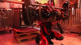 Pour les fans de bondage et de fessée en caoutchouc avec une fin heureuse