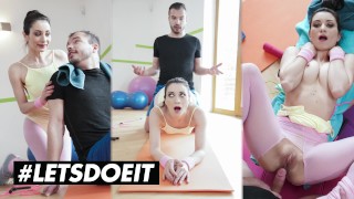 RELAXXXED  - LETSDOEIT - Belle brune, Vaneltina Bianco, écarte les cuisses à la gym