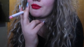 RED LIPS GIRL A EU UN GROS PLAN DE FUMÉE ÉTONNANT JUSTE POUR VOUS