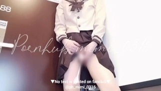 坂道系のセーラー服で立ちながらクリちゃん吸ってよがります