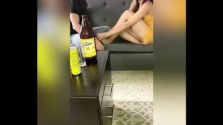 Amateur-Dreier in der COLLEGE-PARTY! Heißes Mädchen bekommt zwei Schwänze! Zwei Schwänze, ein Mädchen!  BAND 1