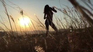 danser au coucher du soleil pieds nus poitrine nue au soleil