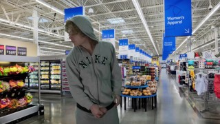 Straight Twink a perdu un pari et a dû se branler au supermarché et s’est fait prendre