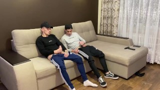 Deux amis se branlent en tenue de sport