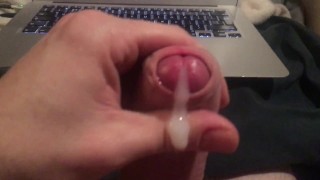 Kann dieser Typ sich langsam mit Vibrator abspritzen lassen? Oder muss er aufgeben und seine Hände benutzen?