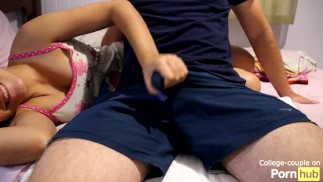 Paja burlándose y corriéndose a través de sus pantalones cortos, pareja real romántica