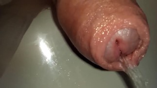 prépuce extrême en gros plan d’une bite non coupée en faisant pipi