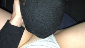 chica atrapó a un chico en el cunnilingus en el coche