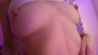 Je ne peux pas arrêter de jouer avec mes gros mamelons
