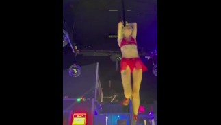 Dança do pole dance começando