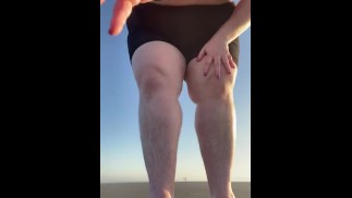 Peloso sulla spiaggia