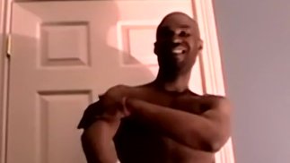 Beau jock noir se déshabille et se branle en solo et jouit