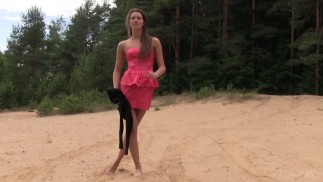 Teen Lucy G Zieht Sich Nackt Aus Und Spielen In Einer Promenade