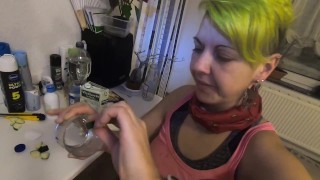 Elle boit 11 charges de sperme collecté dans un verre