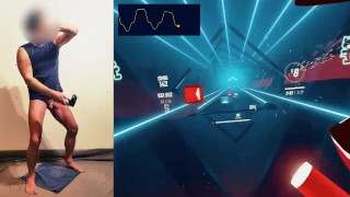 Joueur RV utilise un vibrateur telecommandé avec Beat Saber pour elever la immersion