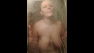 Baise dans la douche chaude et torride