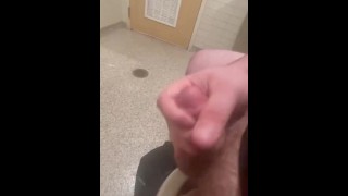 Masterbating à l’intérieur d’un magasin d’épicerie se terminant par une grosse éjaculation sur le sol