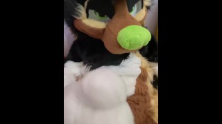 Chuckles Cums dans Fursuit pendant que Charlie aide