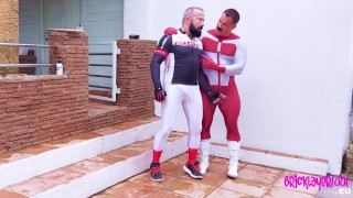Il corriere vestito di spandex consegna a Omniman e si fa scopare duro