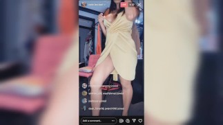 INSTAGRAM SALOPE EXPOSE LA CHATTE ET LES SEINS PENDANT LA ROBE ESSAYER EN DIRECT (PAYSAGE POUR ORDINATEURS)