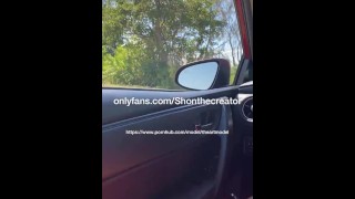 Amateur Guy caressant publiquement et frappant sa grosse bite dans la voiture