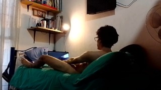 Mon demi-frère m'a surpris en train de me toucher et l'a filmé