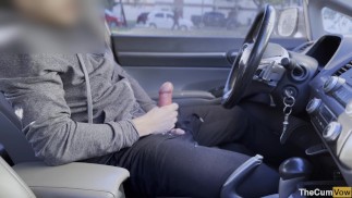PUBLIC STREET MASTURBATION: Se branler dans la voiture pendant que les gens se promènent autour de moi - Grosse éjaculation