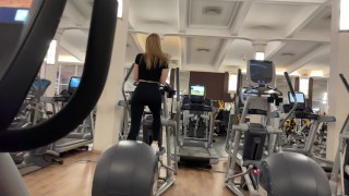 Baise rapide dans la salle de gym. Sexe public risqué avec Californiababe