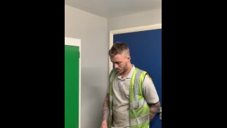Ingénieur branlette au travail 