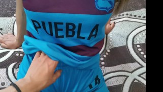 Enfoncer une belle-fille mexicaine avant son match de football