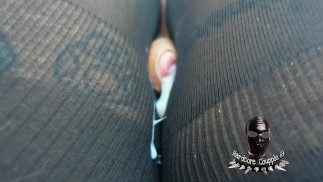 il baise mes cuisses avec sa bite entre mes jambes jusqu'à ce qu'il éjacule dans mes collants