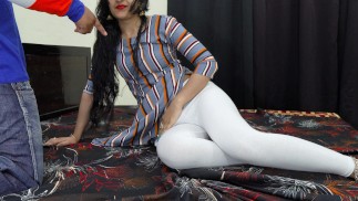 linda atrapada con las manos rojas mientras ve porno en el móvil de su hermanastro | primer plano coño afeitado follando
