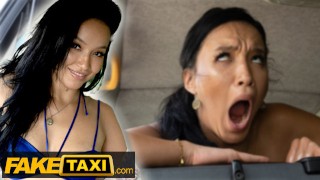 Fake Taxi Bikini - Babe Asia Vargas stript achter in de taxi tot genot van de chauffeur