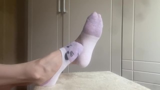 acheté des chaussettes avec des chatons et a décidé de jouer avec eux