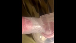 (gros plan) Pompage du lait maternel