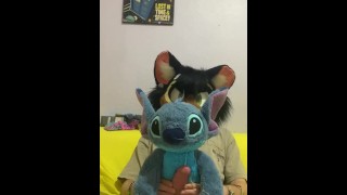 Furry baise une peluche de point de suture Disney jusqu’à ce qu’il jouisse.