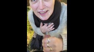 Zralá žena saje v lese a dostane obličej