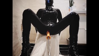 Máquina follando cumming látex bodysuit solo