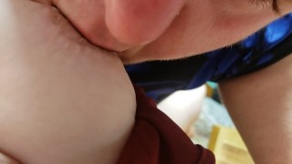 Titty吸って舐める