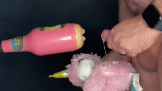 Essayer notre nouveau jouet pour moi-même et jouir sur sa peluche